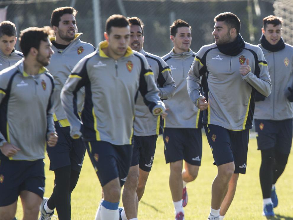 Los jugadores del Real Zaragoza, durante un entrenamiento en la Ciudad Deportiva.