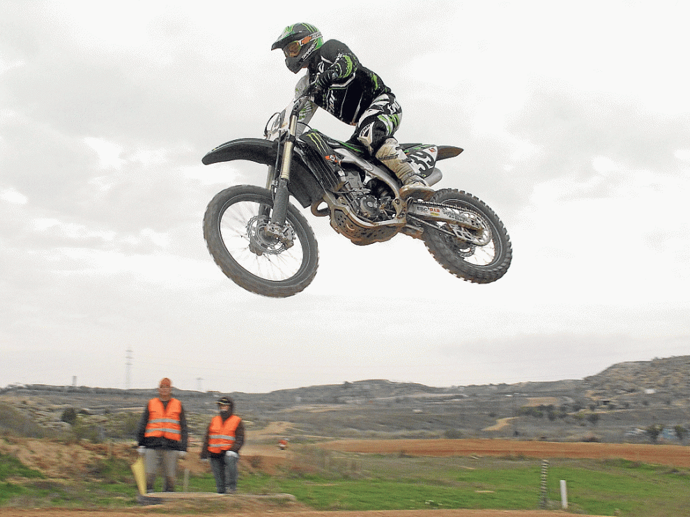 Espectacular salto de un piloto durante la carrera de ayer en Alcañiz