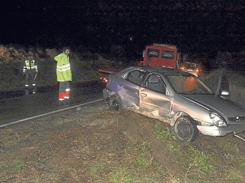 El vehículo que conducía la víctima chocó contra un talud situado en el lado derecho de la carretera