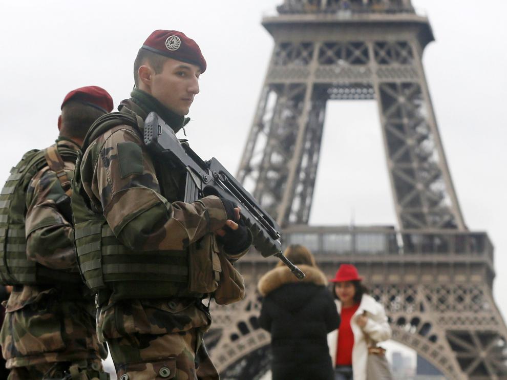 Efectivos militares en las inmediaciones de la torre Eiffel de París