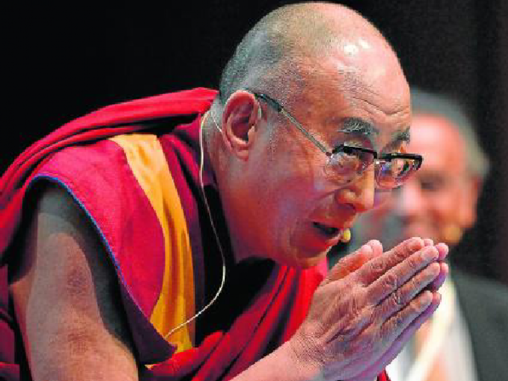 El Dalai Lama saluda antes de su conferencia, ayer, en Roma.