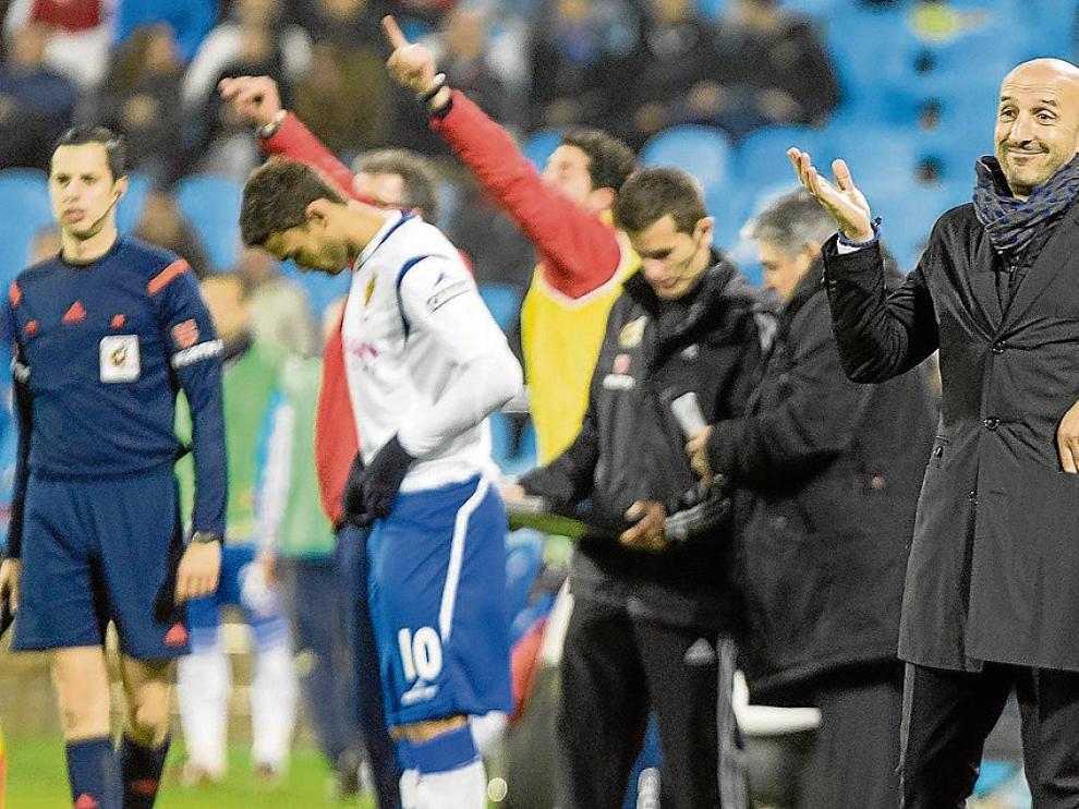 Ranko Popovic gesticula en el banquillo al final del partido con el Girona, en el cambio de Willian José.