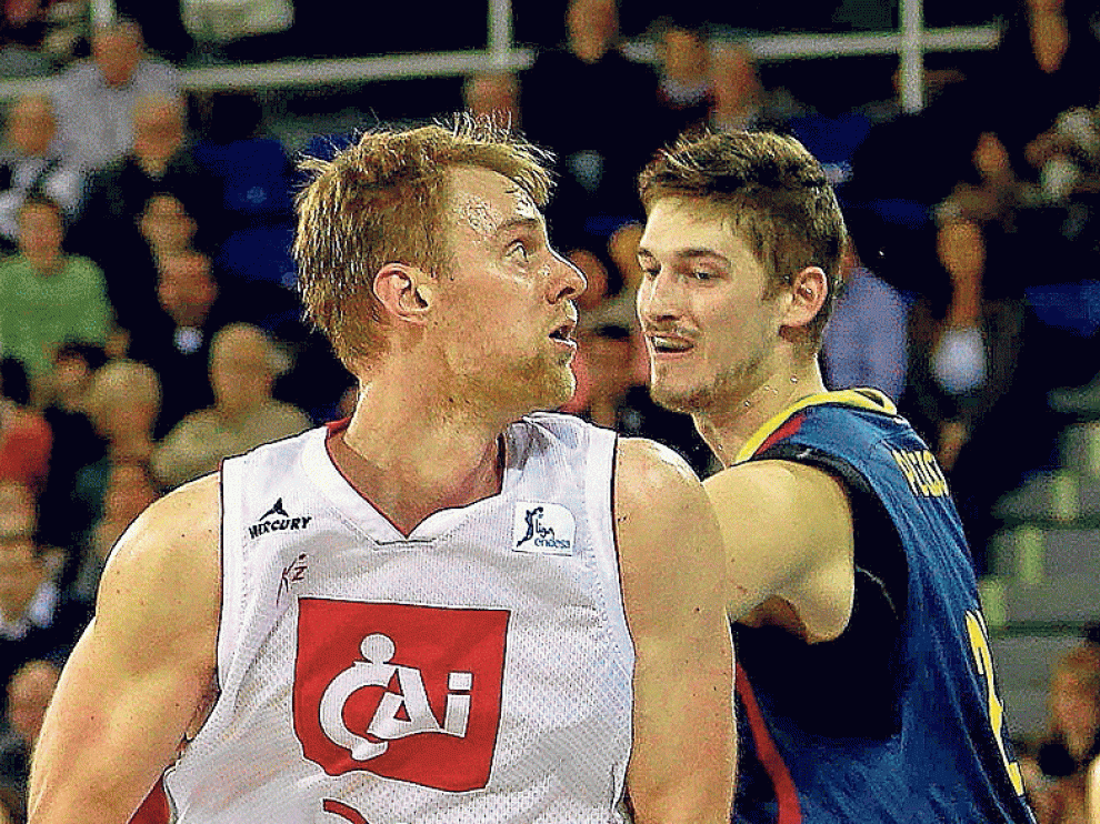 Henk Norel es defendido por el azulgrana Tibor Pleiss