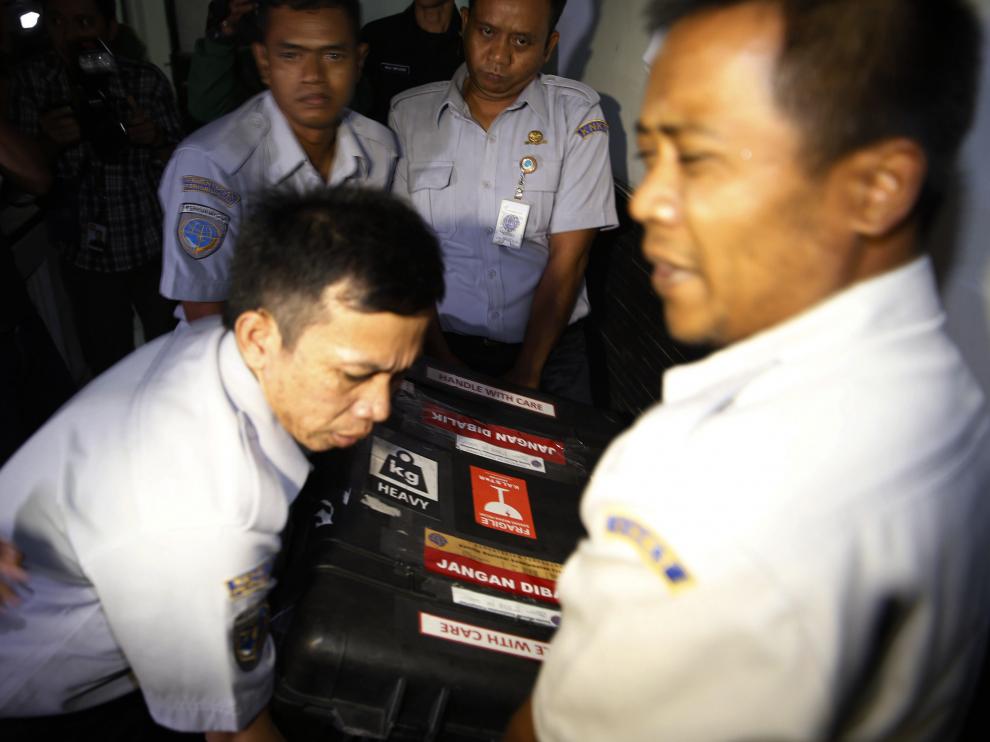 Recuperan la segunda caja negra del avión de AirAsia estrellado