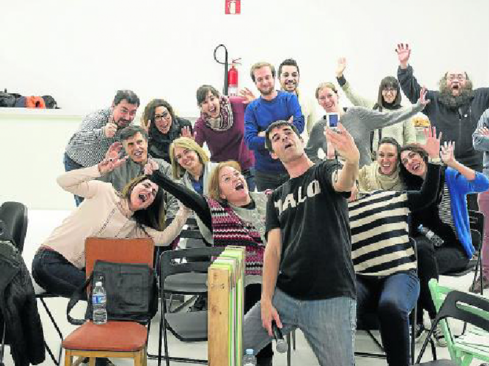 El monologuista Roberto Malo se hizo un 'selfie' con algunos de los asistentes a Etopia.