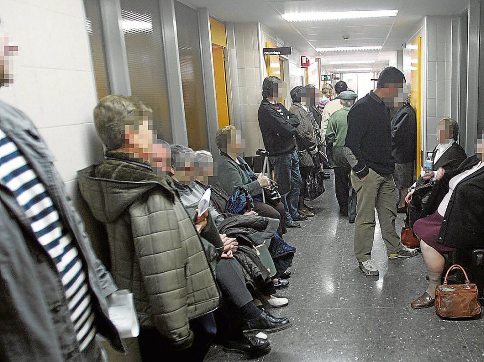 La consulta de Oftalmología, donde los pacientes esperan en el pasillo, en una imagen reciente.