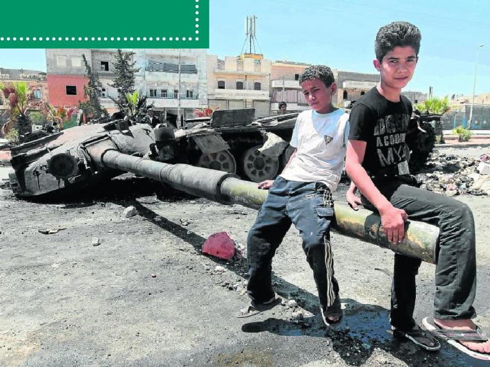 Dos niños sirios sobre un tanque destruido en la ciudad de Alepo.