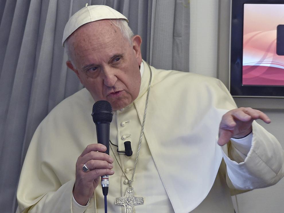 El papa Francisco responde a los periodistas en el avión que lo traslada a Manial