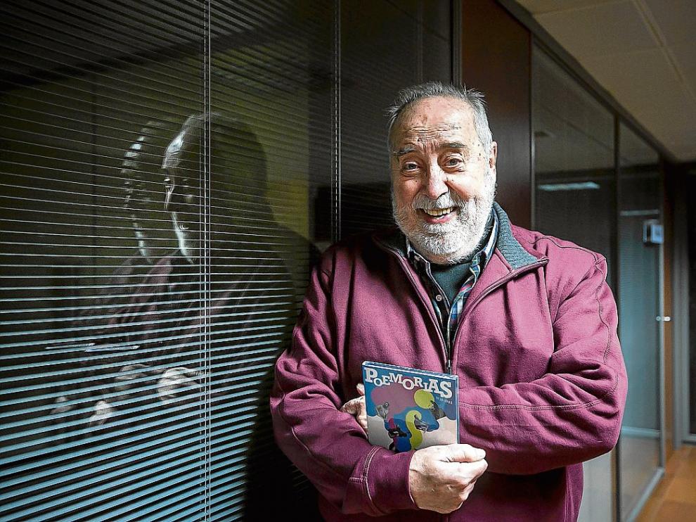Emilio Gastón, ayer, momentos antes de presentar los dos cedés de sus 'Poemorias'.