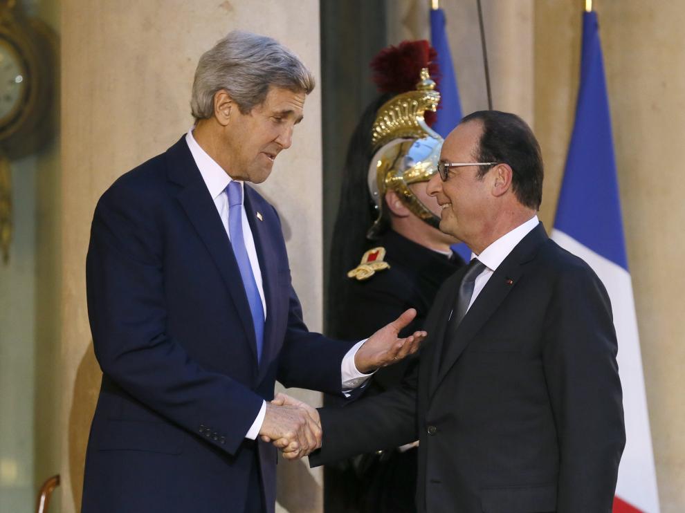 Kerry transmite a Hollande sus condolencias y acuerda reforzar la cooperación antiterrorista