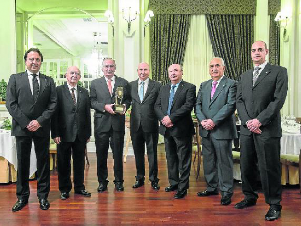 De izquierda a derecha, Germán Arnillas, Antonio Calvo, Amado Franco, Julio Beltrán, Antonio Miñano, Julio Ortego y Mariano Peleato, ayer por la noche, en el Gran Hotel de Zaragoza.
