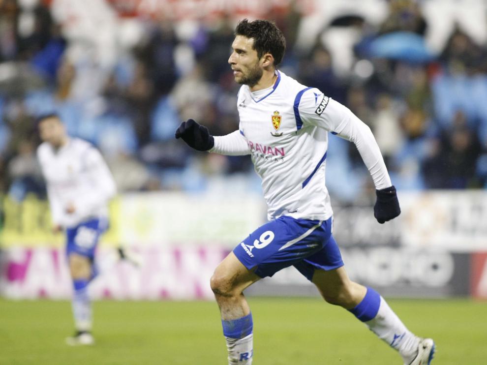Borja Bastón celebra uno de sus goles