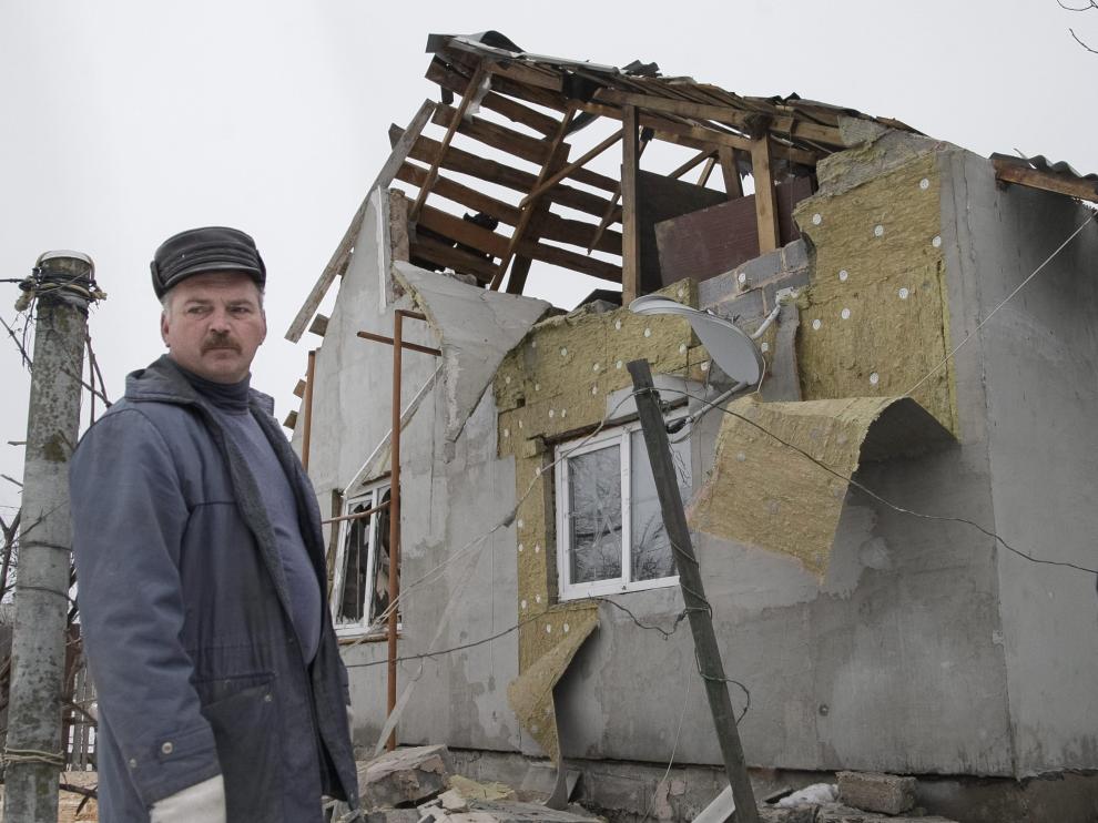 Un vecino de Donetsk, junto a su casa destruida