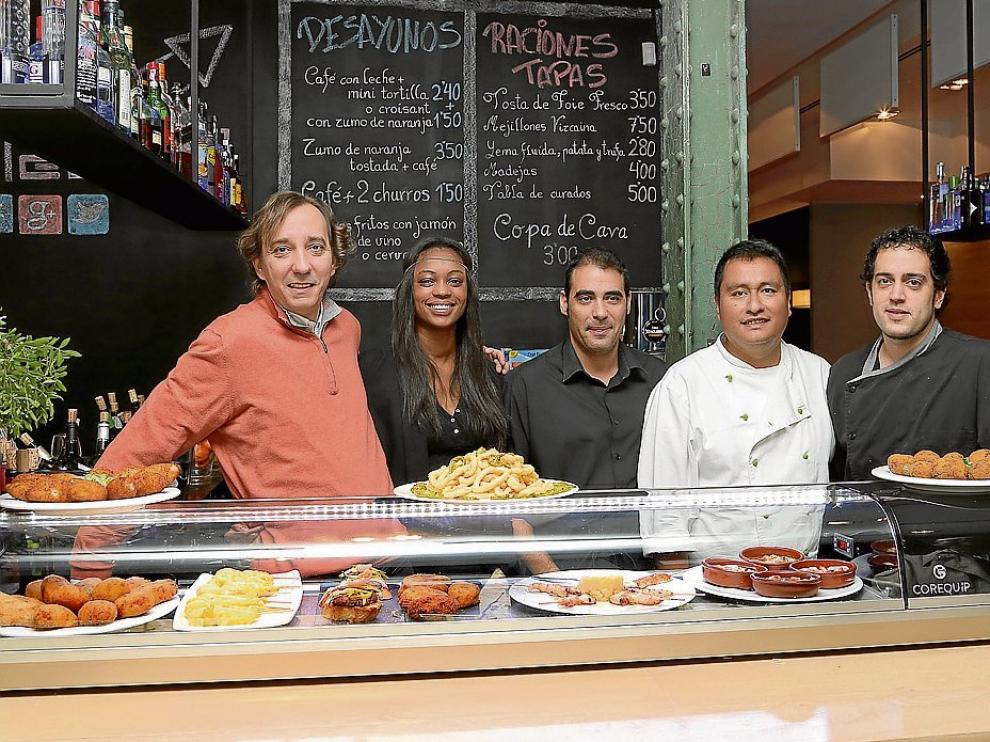 De izquierda a derecha, Pedro, Manuela, Eduardo, César y Jorge