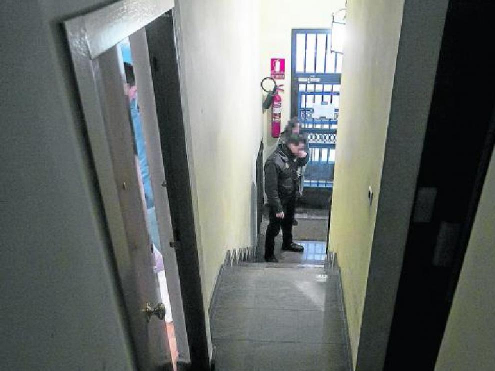 La Policía desalojó ayer a unos inquilinos con antecedentes que una hora antes habían ocupado la casa.