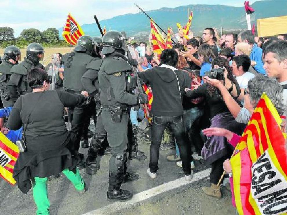 Un momento del enfrentamiento que mantuvieron en la carretera que da acceso a Artieda.