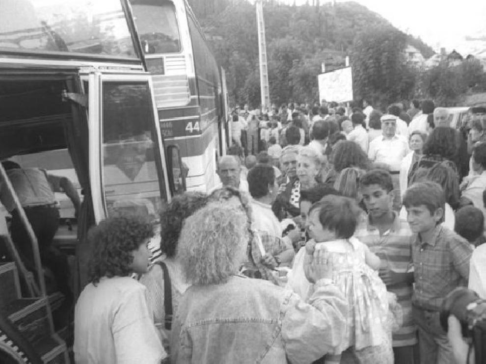 Imagen de la fiesta de los solteros de Plan, celebrada en julio de 1988. Arriba, el anuncio publicado en HERALDO.