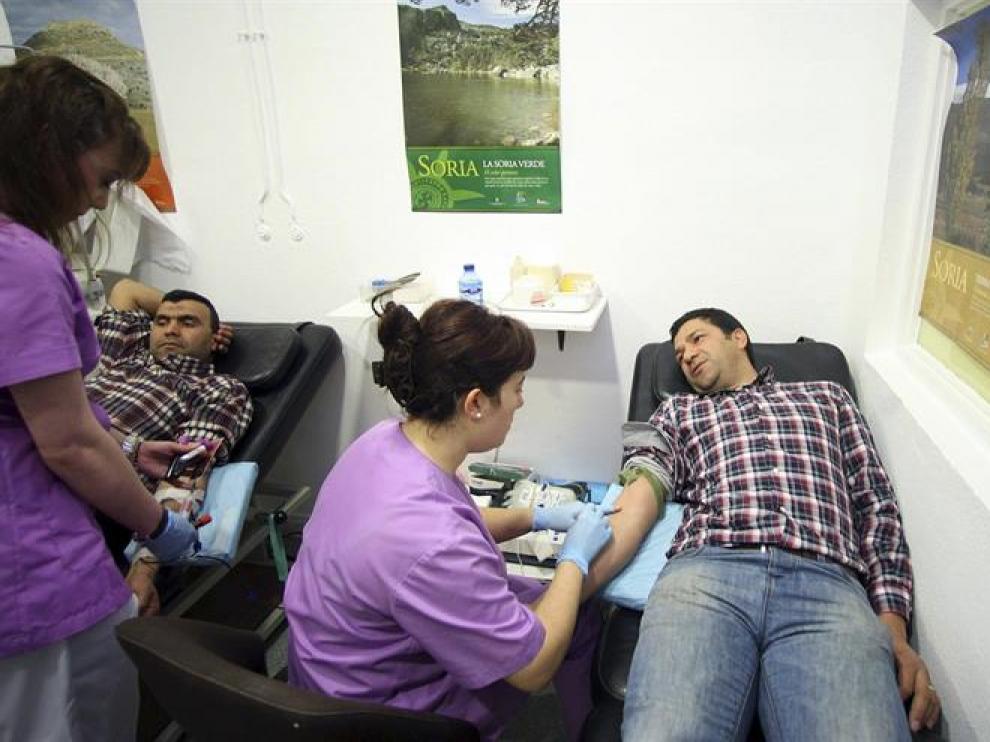 El presidente de la Comunidad Islámica de Soria, Ahmed El Boutaybi (d), durante la donación de sangre