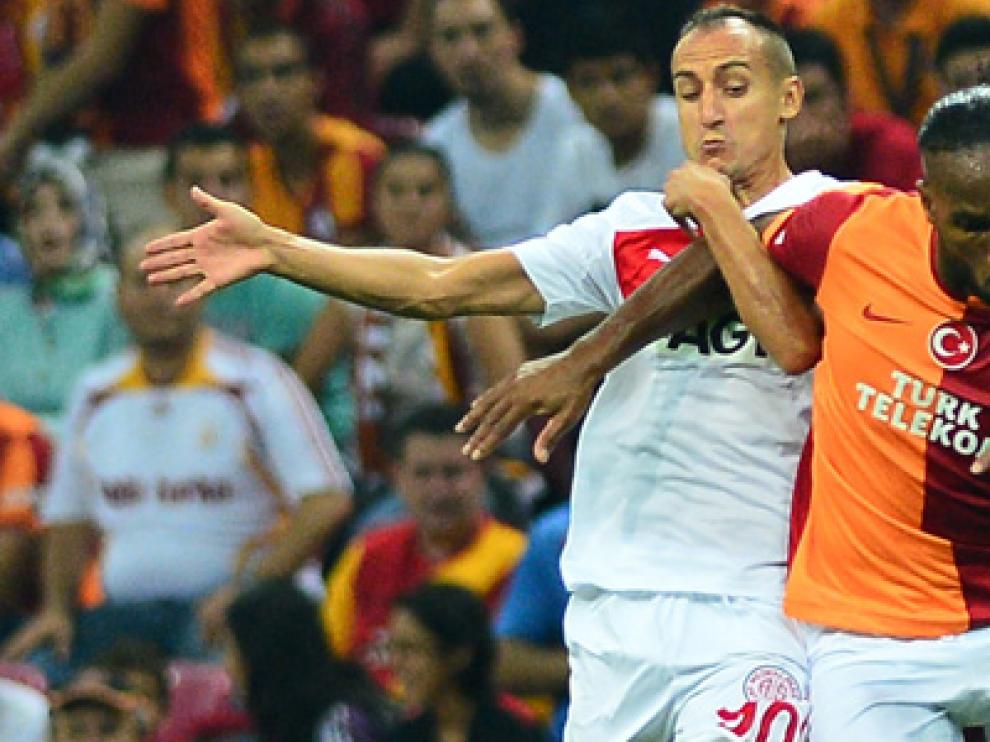Natxo Insa, a la izquierda, con su último club, el Antalyaspor, pugna con Didier Dorgba (Galatasaray).