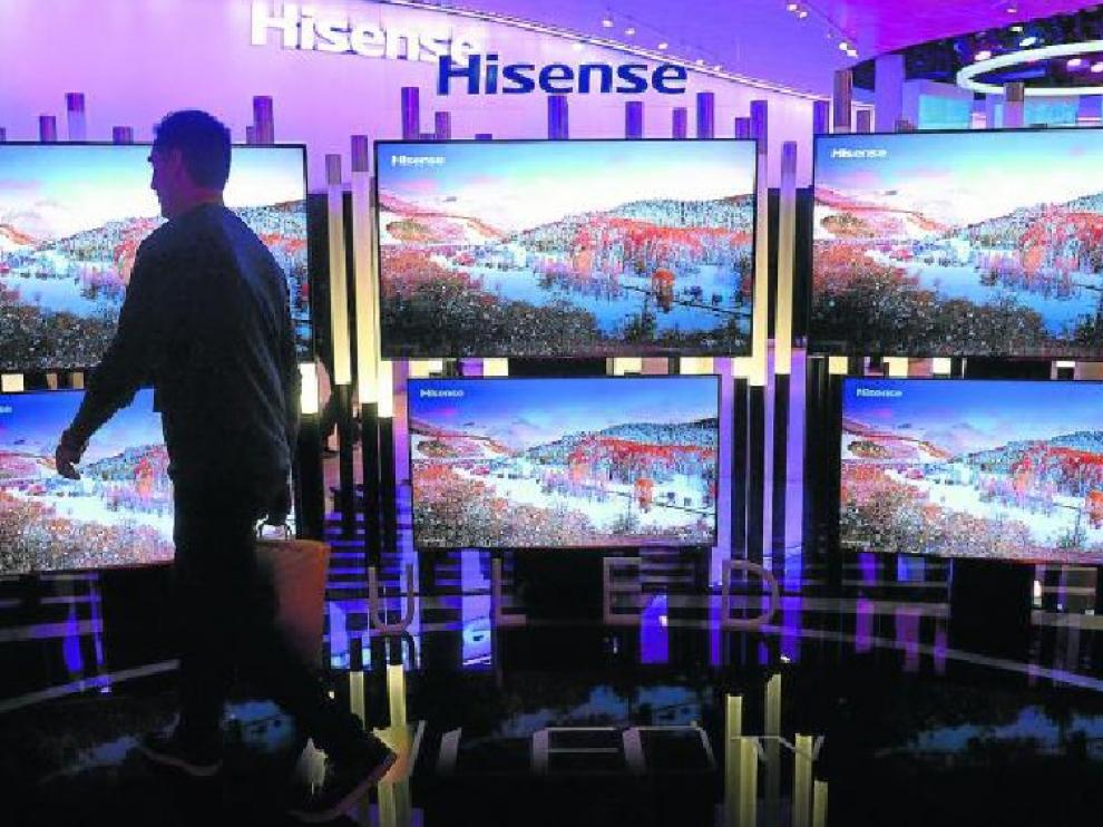 Expositor de televisores en la Feria de Electrónica de Consumo celebrada en Las Vegas.