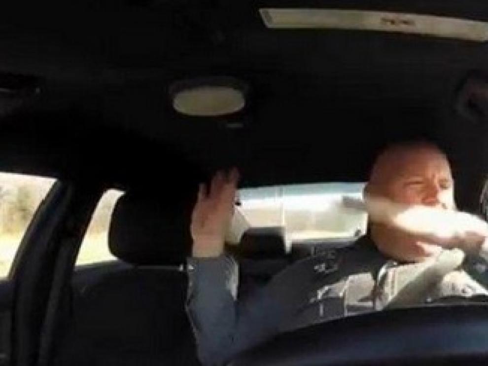 Imagen del policía que imita a la popular cantante
