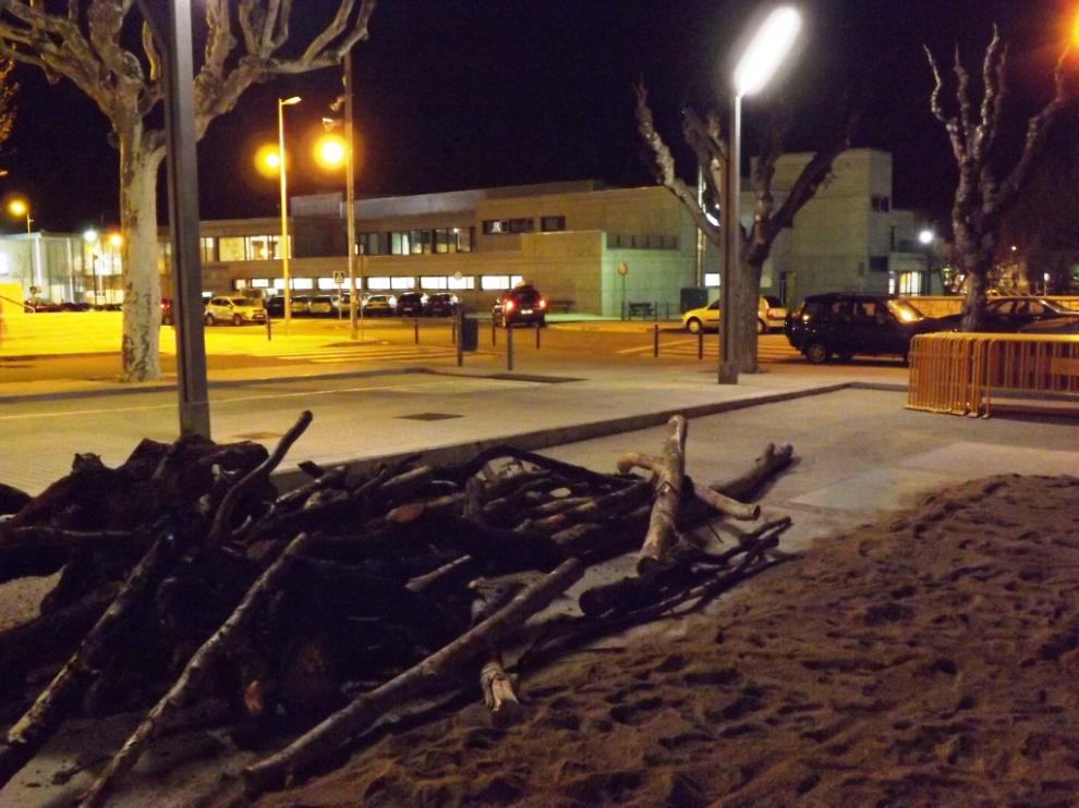 Leña preparada para la hoguera en la plaza de Mosén Demetrio Segura de Huesca