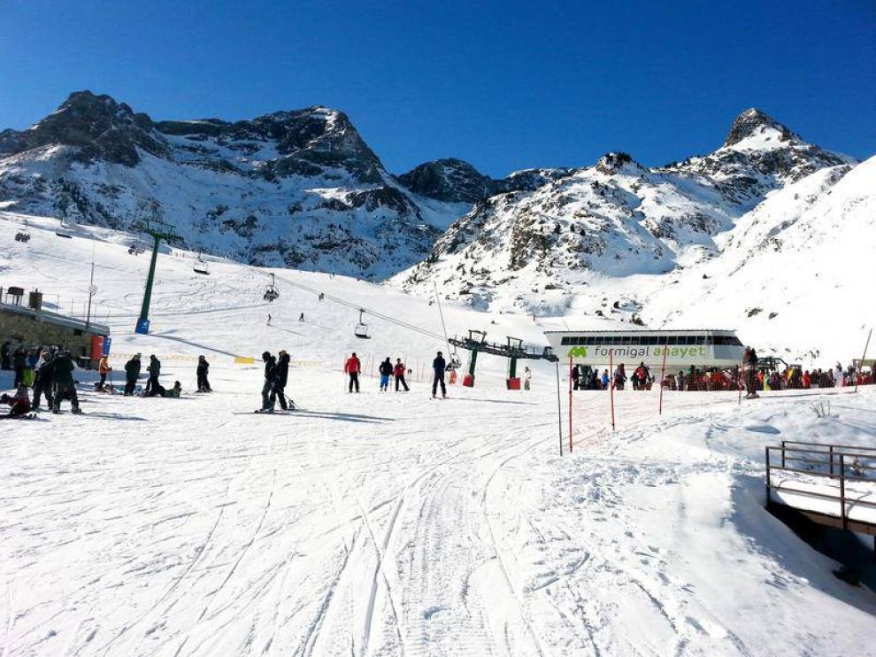 Fin de semana con nieve, buen tiempo y ganas de esquiar