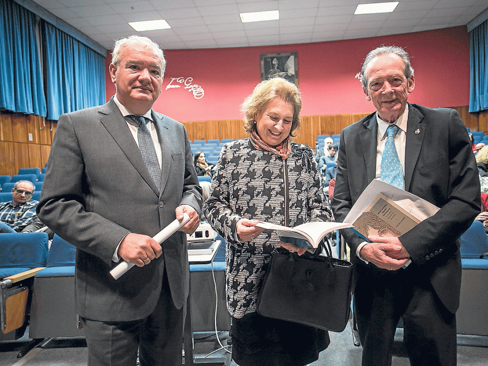 Eliseo Serrano, decano de Filosofía, Martín Zorraquino y Blecua, ayer en Zaragoza