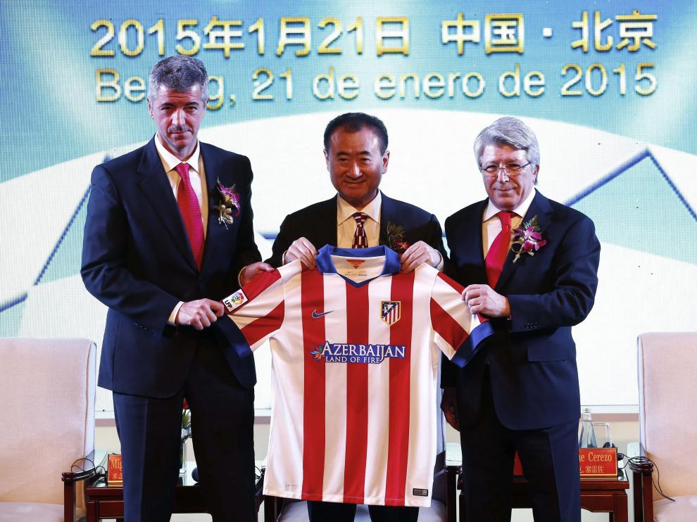 Wang Jianlin, con Enrique Cerezo y Miguel Ángel Gil en Pekín