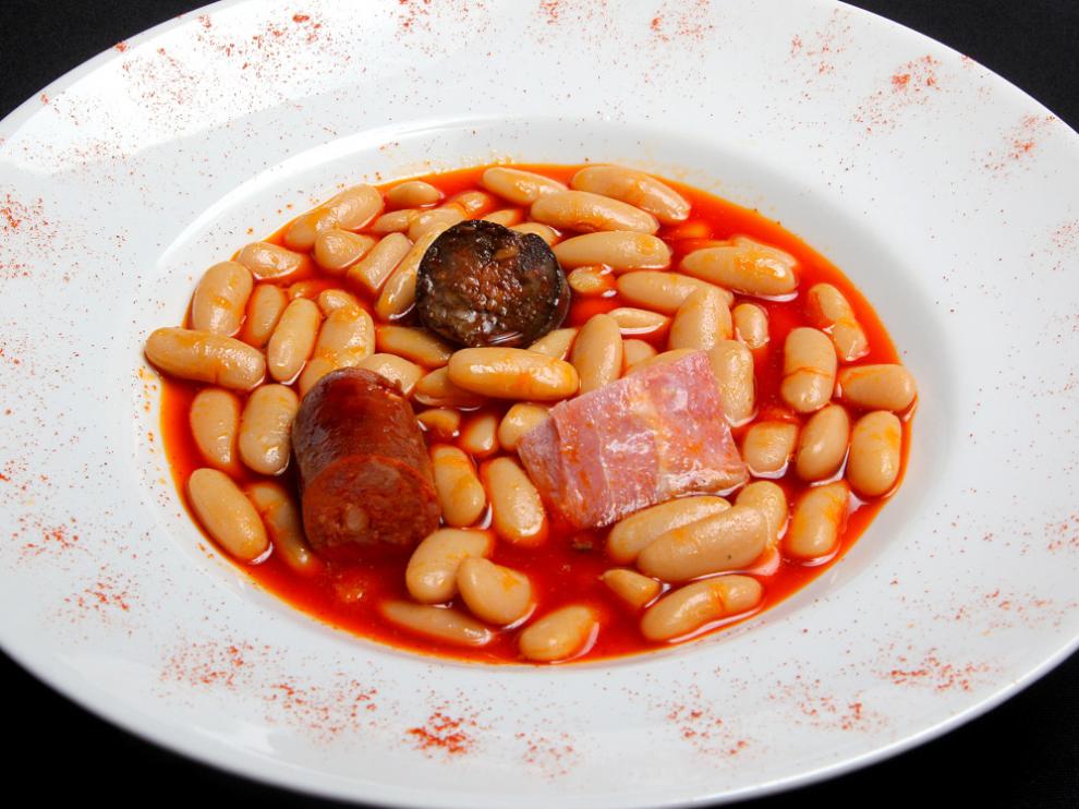 Un plato de fabada del restaurante zaragozano El Portal Asturiano
