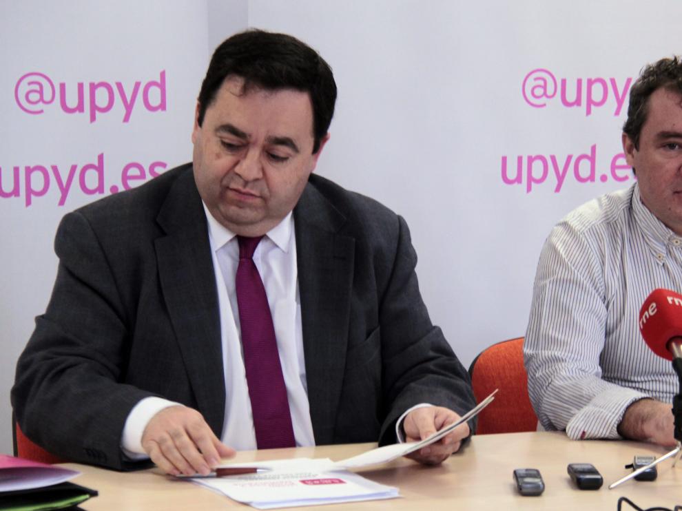 El candidato a la Presidencia de la Junta por UPyD, Rafael Delgado (i) y el representante en Soria, Ángel Ruiz