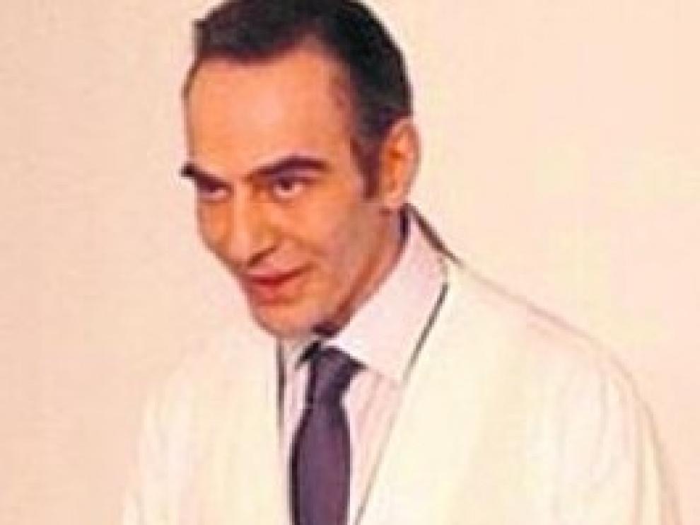 Galliano, con la bata de trabajo con la que salió a saludar.