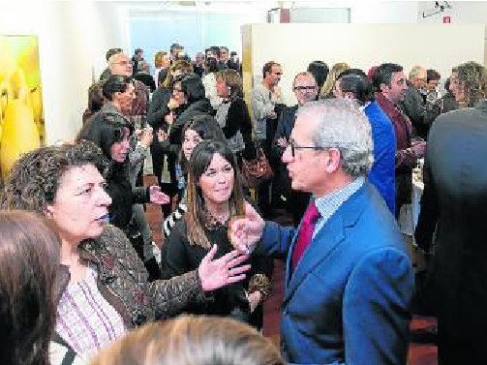 A la izquierda, Carmen Fernández dialoga con José Luis Moret. hoya de huesca