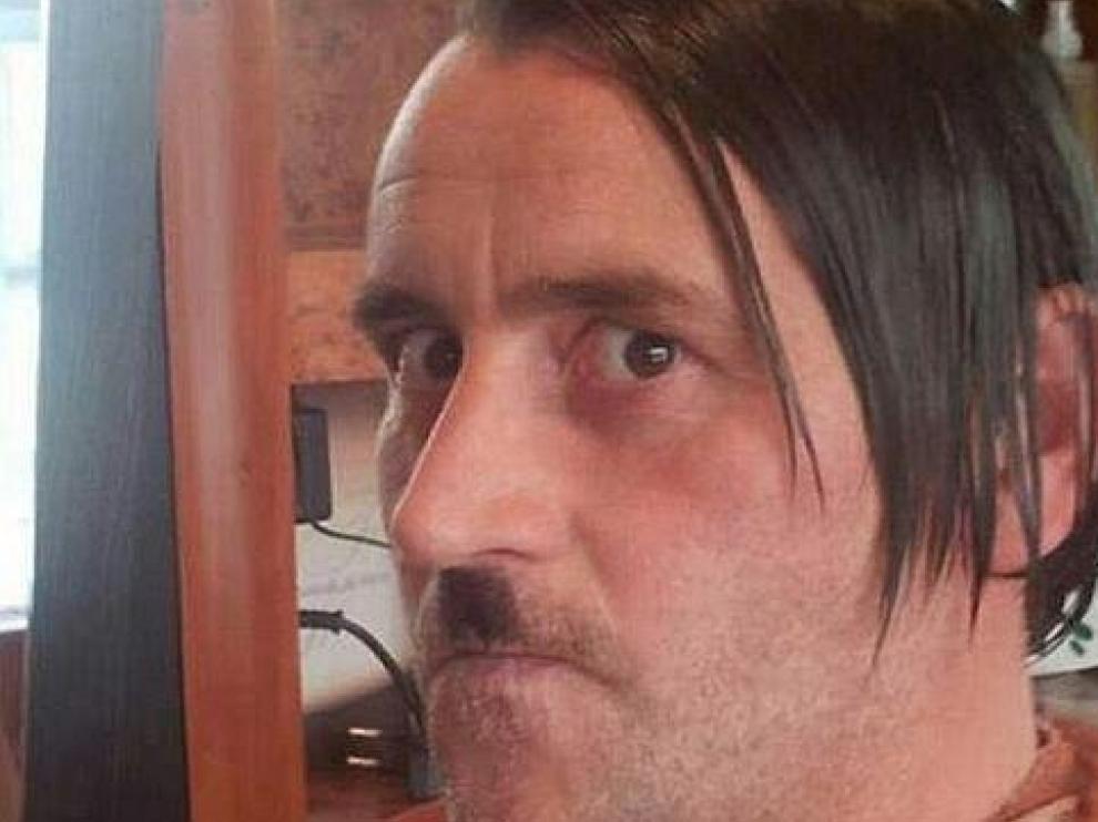 Bachmann caracterizado como Hitler