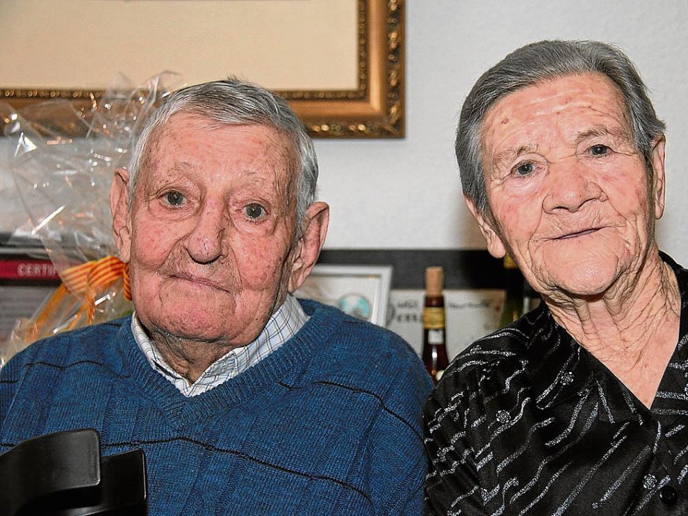 José Iranzo y Pascuala Balaguer, ayer, al término del homenaje en su domicilio.