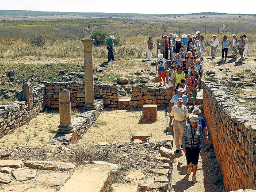 Grupo de turistas en el yacimiento de Numancia el pasado verano.