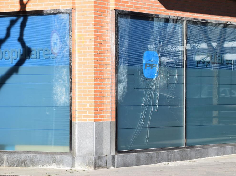 Aspecto de la sede del PP oscense tras el ataque