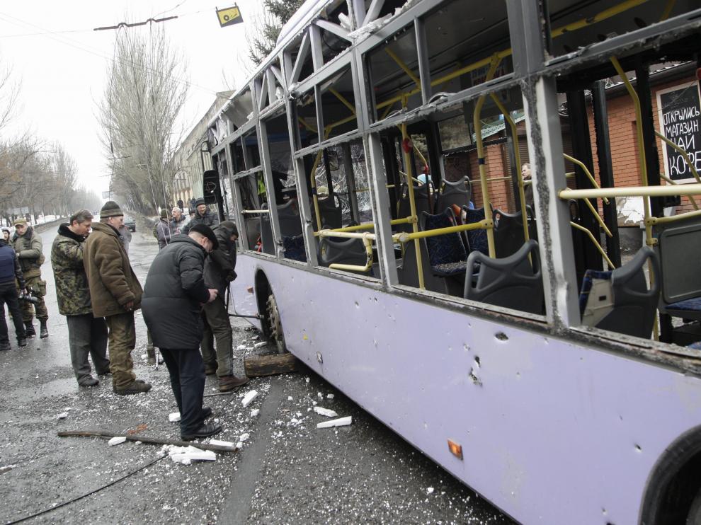 Mueren quince civiles al caer un obús en una calle de Donetsk