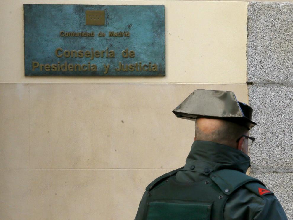 Uno de los agentes desplazados hasta la sede del Gobierno madrileño