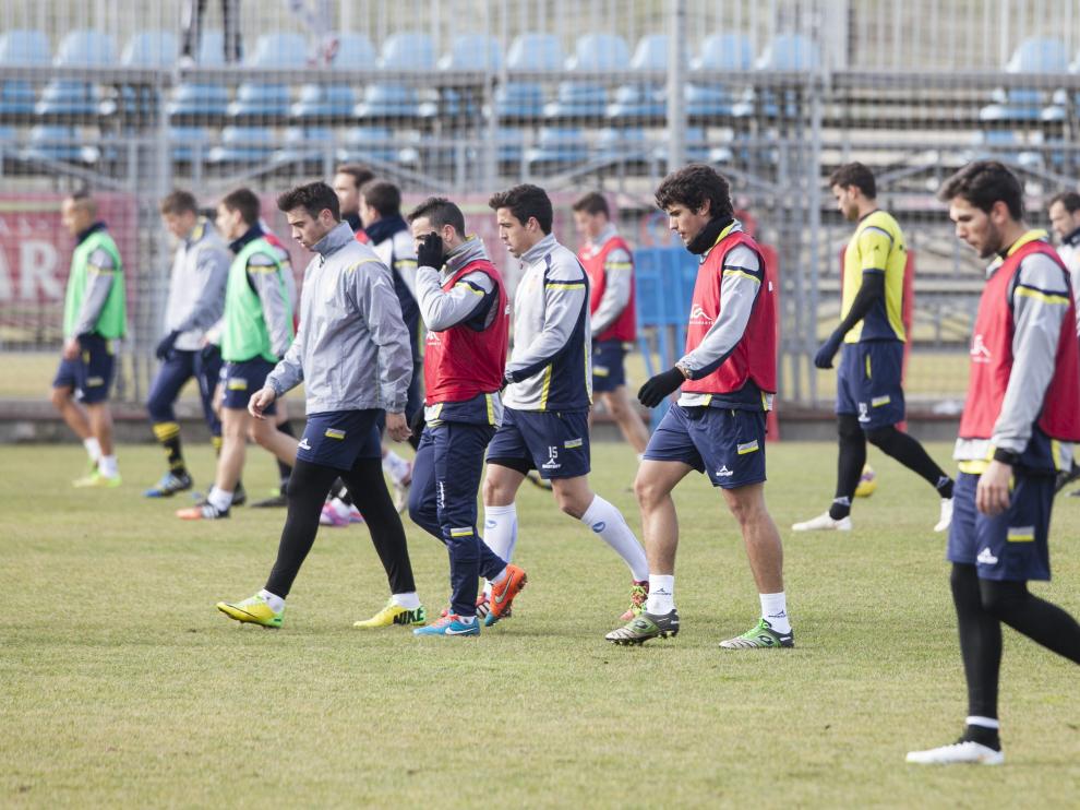 Los jugadores del Real Zaragoza preparan el partido contra el Recre