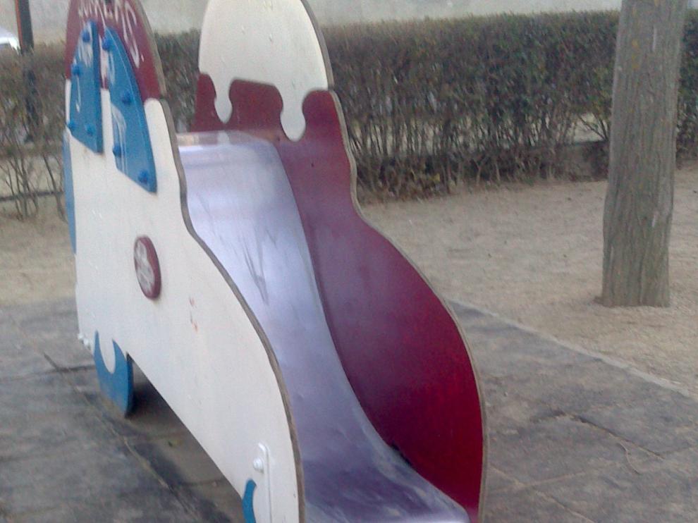 Desperfectos en el parque infantil
