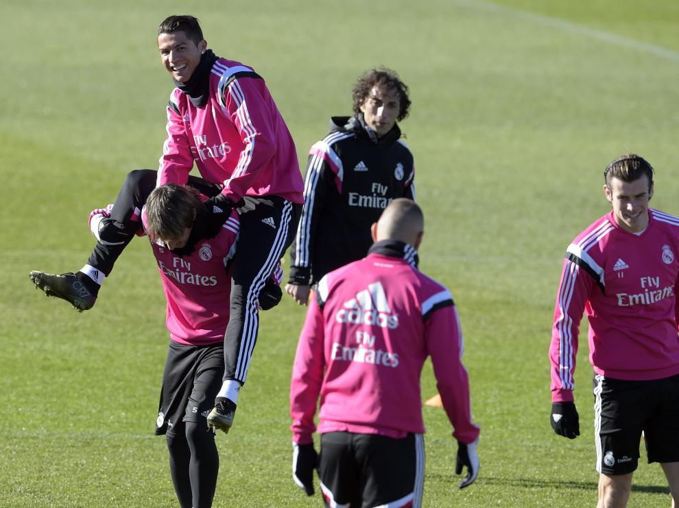 Cristiano Ronaldo bromea con Coentrao en un entrenamiento