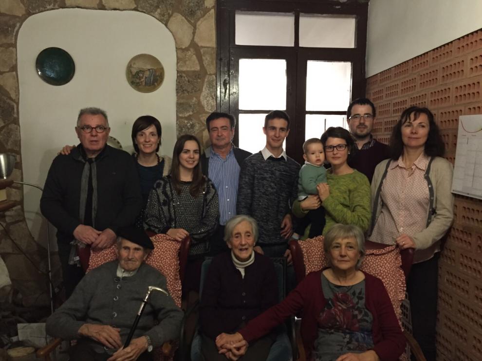Jorge Aznar, rodeado de su familia en la celebración de su centenario