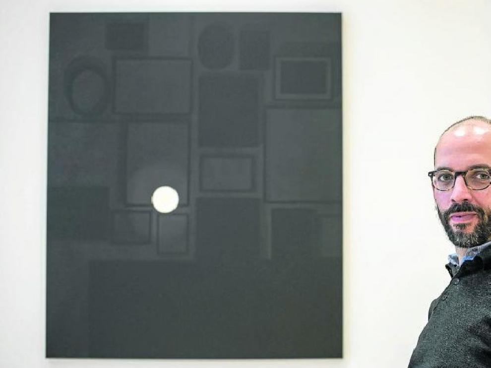 Fernando Martín Godoy, ante uno uno de sus cuadros: ciertos tonos del negro o la plenitud del creador.
