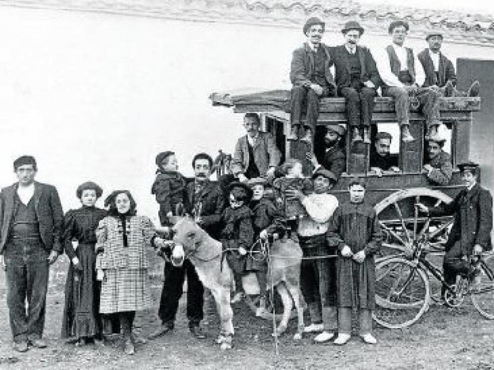 Grupo y diligencia. Equilibrada y compleja composición de grupo que Viñuales tituló 'Torre de Domingo'. Huesca, 1910. Panoplia de paisanaje en el día de fiesta.