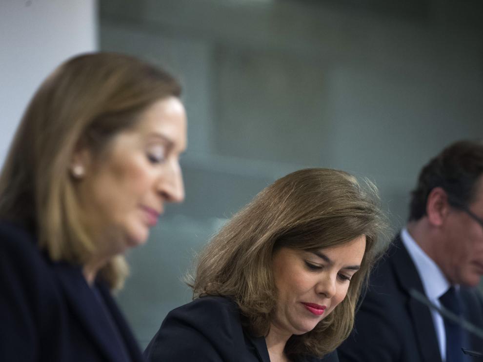 La vicepresidenta del Gobierno, Soraya Sáenz de Santamaría (c), junto al ministro de Sanidad, Servicios Sociales e Igualdad, Alfonso Alonso, y la ministra de Fomento, Ana Pastor