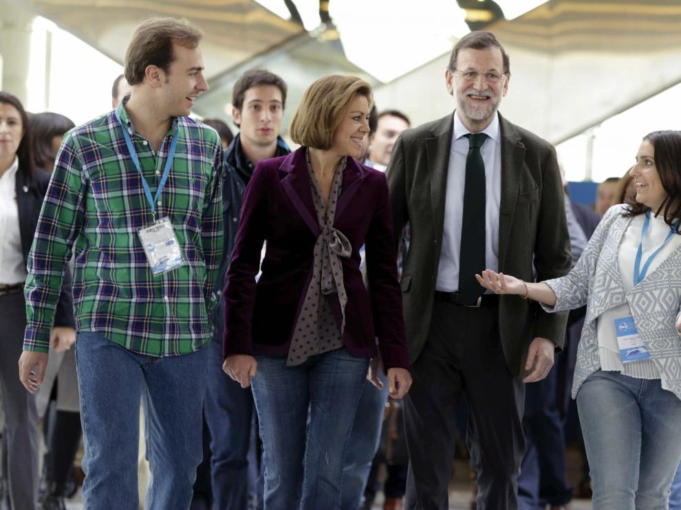 Mariano Rajoy, con Dolores de Cospedal, y los líderes de las juventudes del PP Beatriz Jurado y Javier Dorado