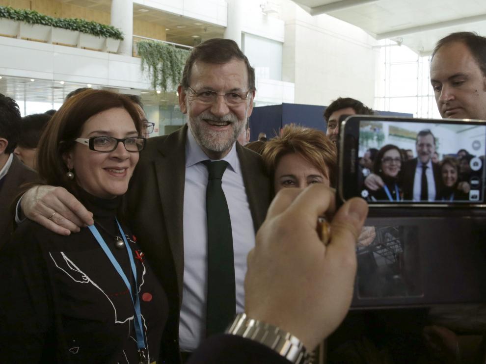 Dos militantes se fotografían junto al Presidente