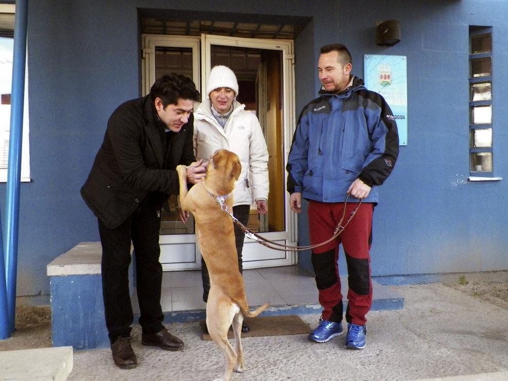 Teresa Romero y su marido con su nueva mascota