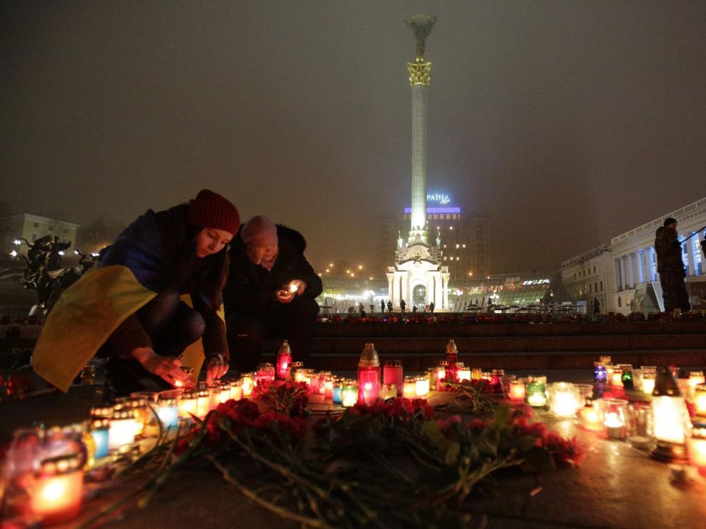 Ucranianos ponen velas por los fallecidos en Mariúpol, esta noche en la plaza de la Independencia de Kiev